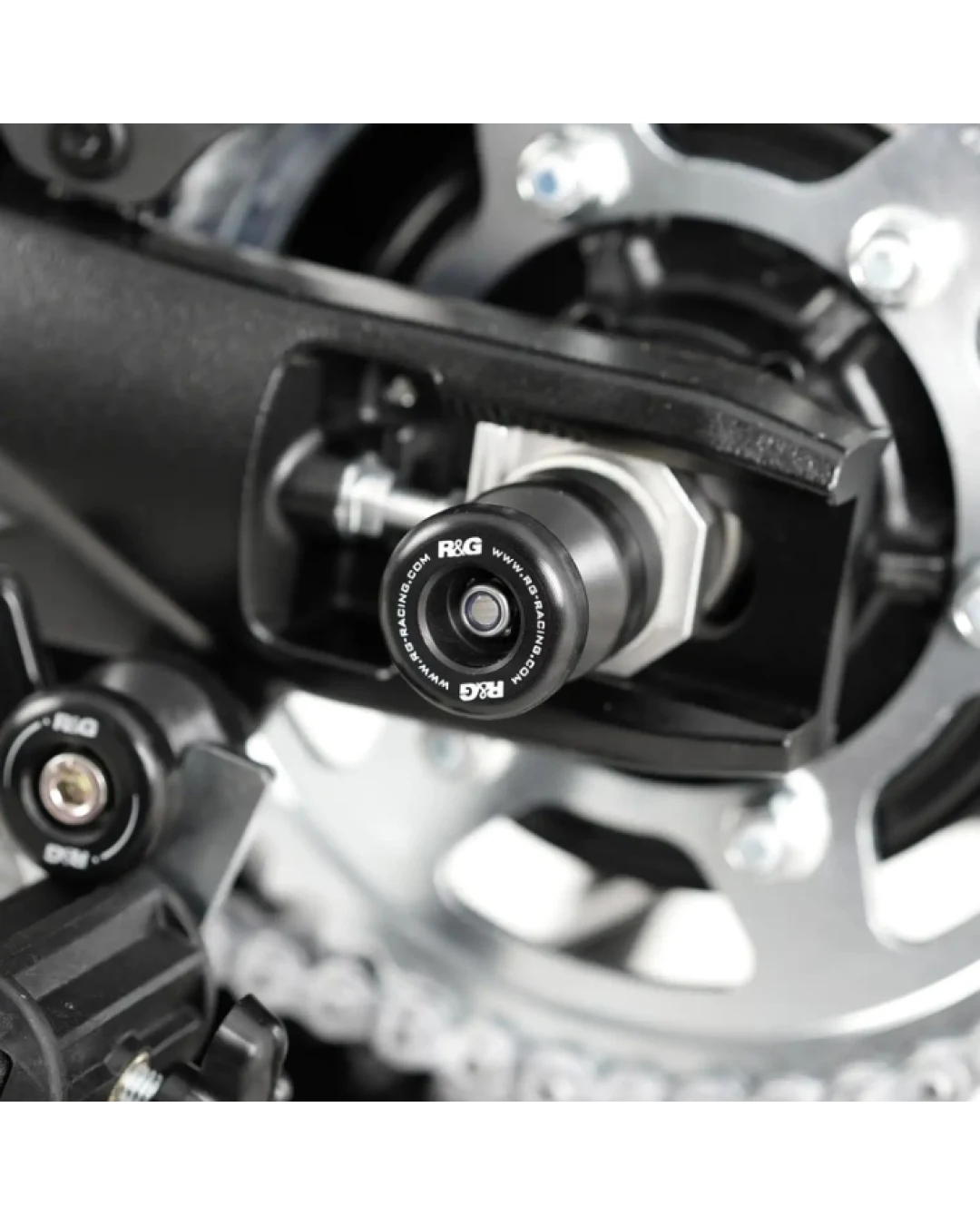 Адаптери за стойка R&G RACING Swingarm Protection / Stand Bobbins - Black Suzuki V-Strom 800DE 23-26 / GSX-8S 23-26