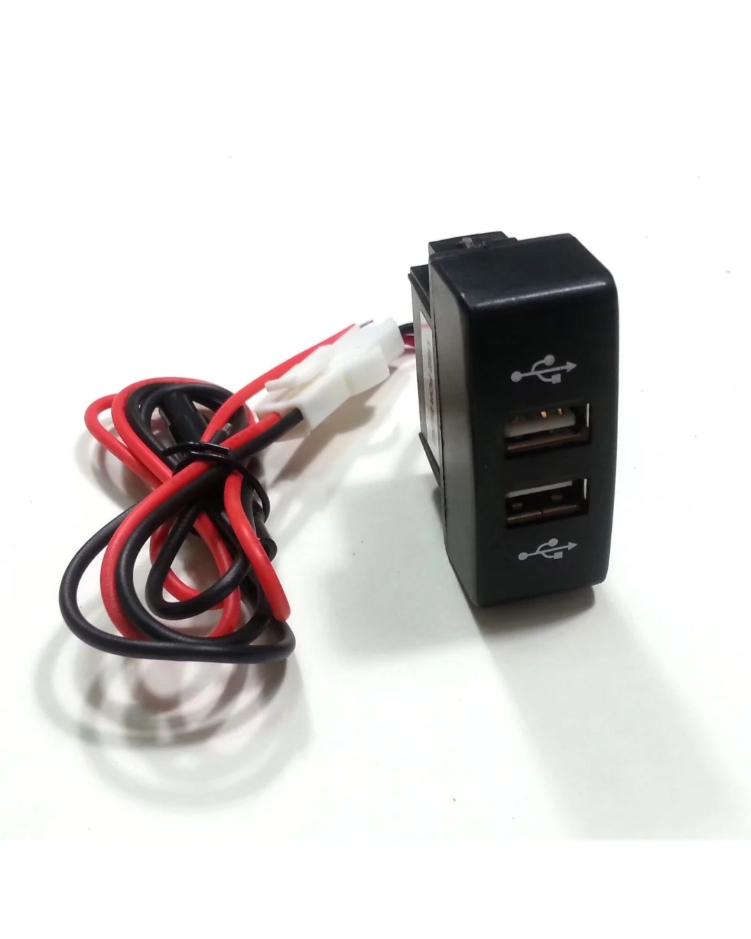 Двойно USB Зарядно за Вграждане за камион Мерцедес Акторс Mercedes Actros MP3 12V 24V подходящ за зареждането на всякави плеъри, телефони, таблети
