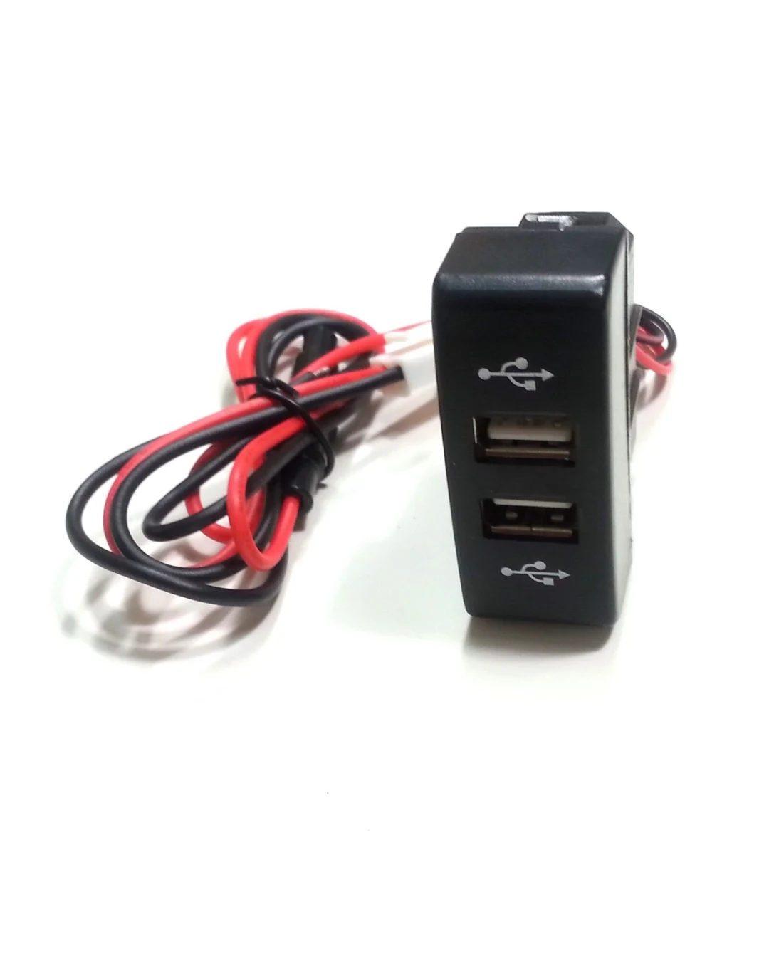 Двойно USB Зарядно за Вграждане за камион Мерцедес Акторс Mercedes Actros MP3 12V 24V подходящ за зареждането на всякави плеъри, телефони, таблети