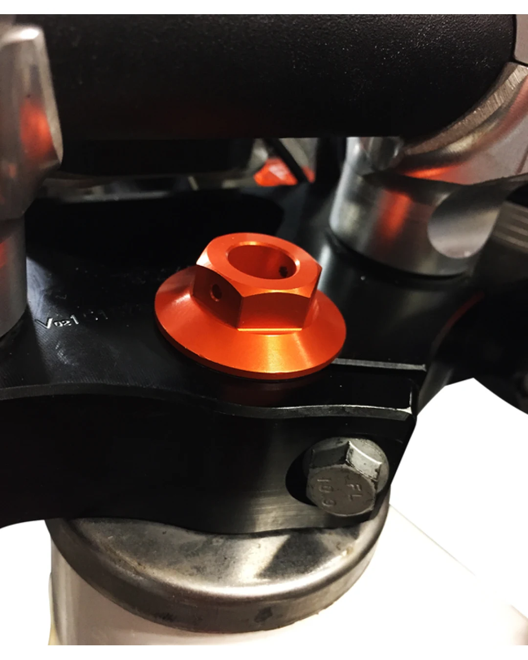Гайка/Болт за трипътник SCAR за KTM ORANGE