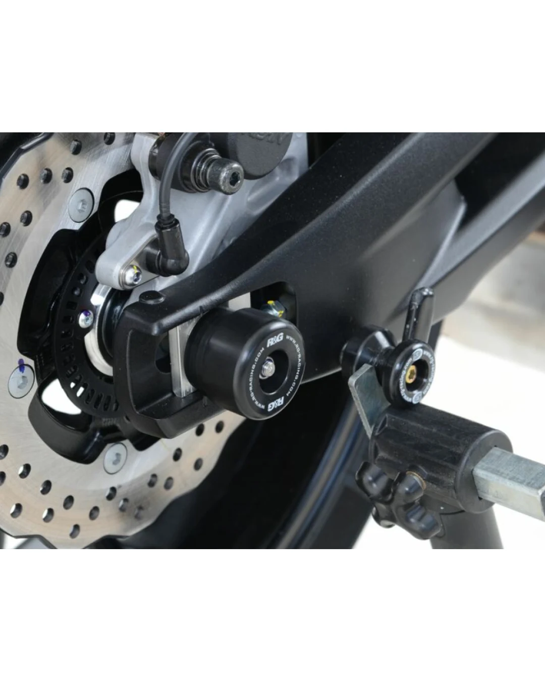 Краш тапи за ост R&G RACING Swingwarm Protection Black Yamaha Tracer 700 16-20