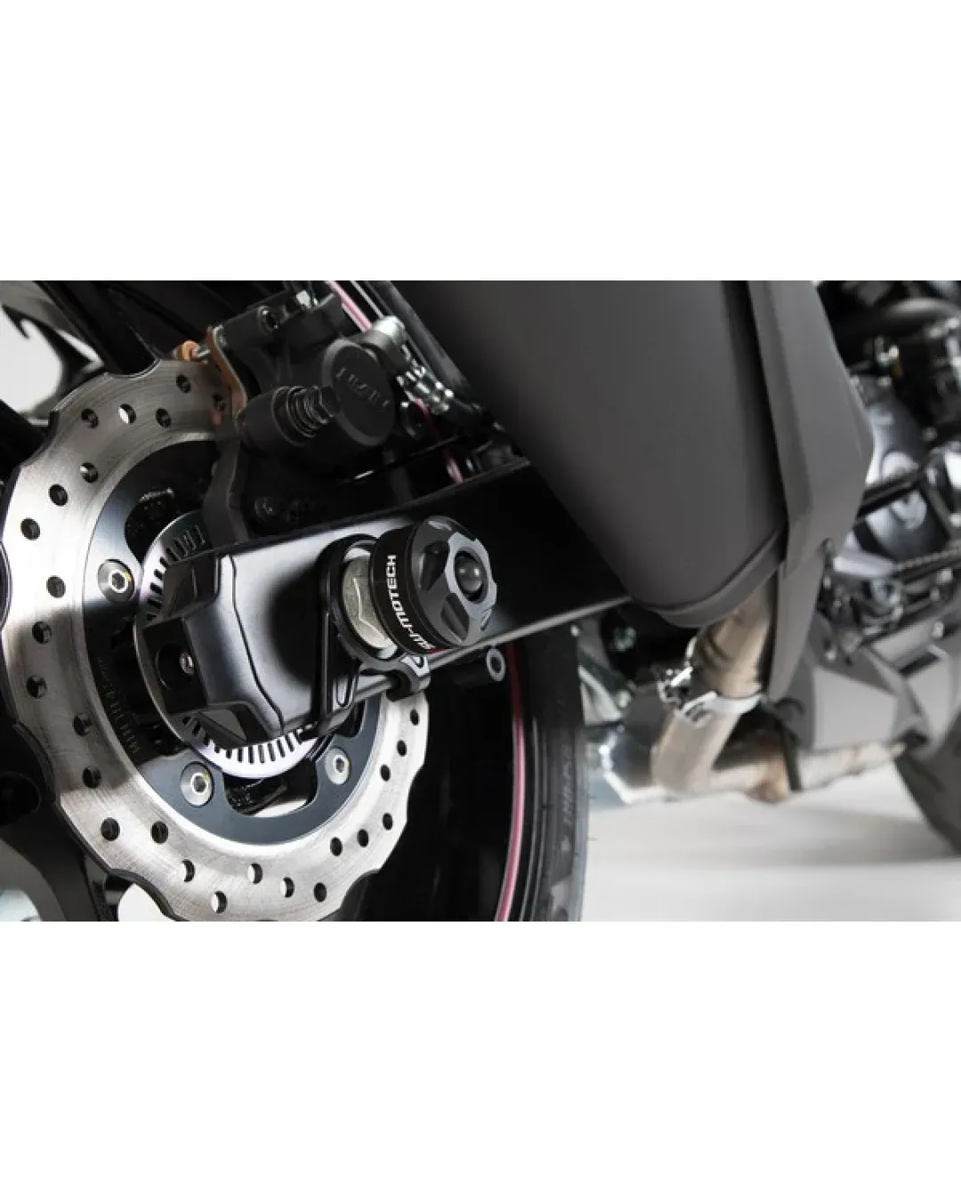 Краш тапи за остта SW-MOTECH REAR AXLE SLIDER GSX-S 750