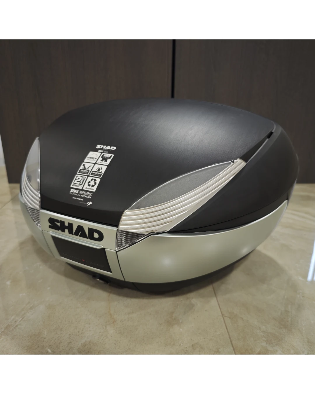 Куфар за мотор SHAD SH48 ДЕФЕКТ- ОДРАСКАН