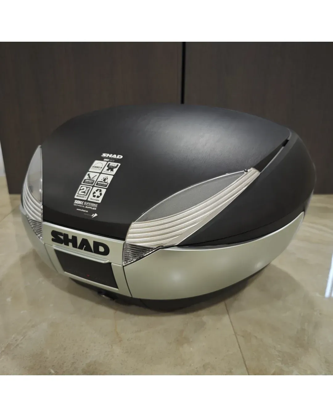 Куфар за мотор SHAD SH48 ДЕФЕКТ- ОДРАСКАН