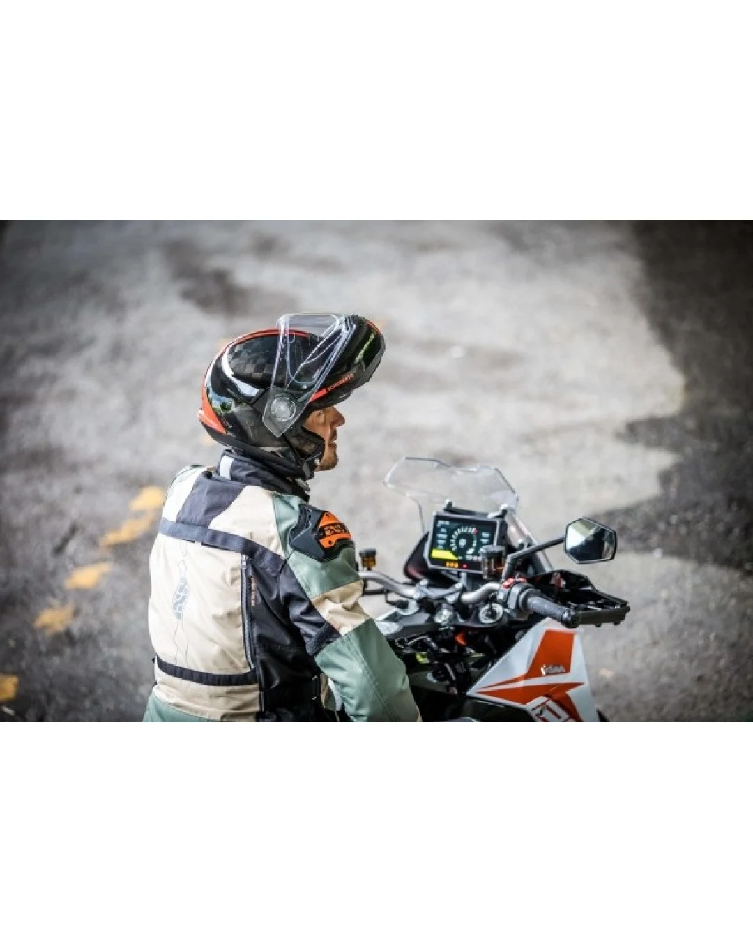 Мото каска SCHUBERTH C4 PRO CARBON BLACK/NEON YELLOW