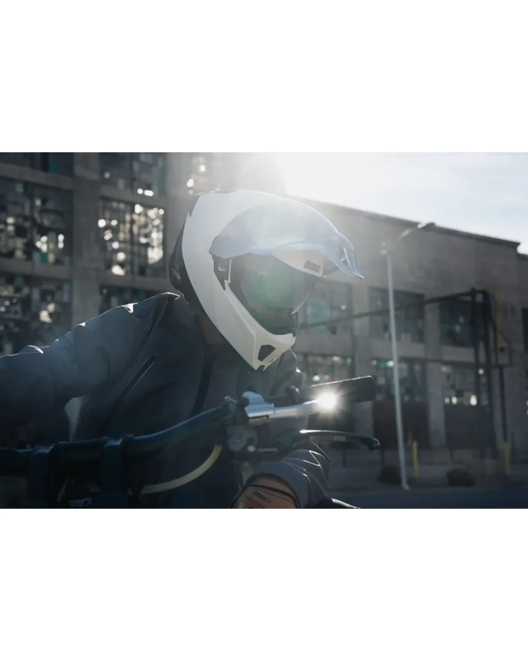 Отваряема каска ICON Threshold™ Solid Modular WHITE GLOSS