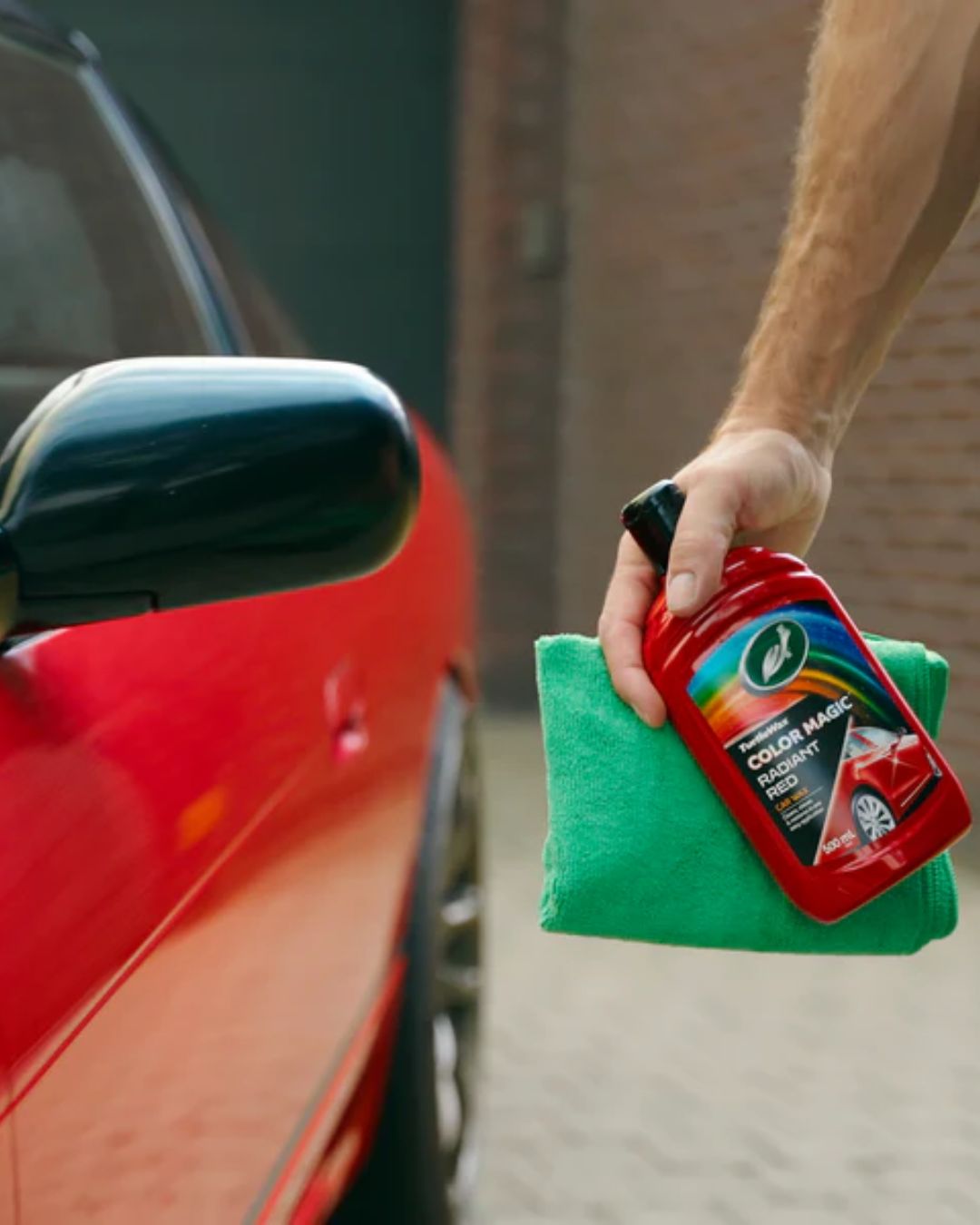 Полираща паста за червени автомобили Turtle Wax Color Magic Red 500 мл