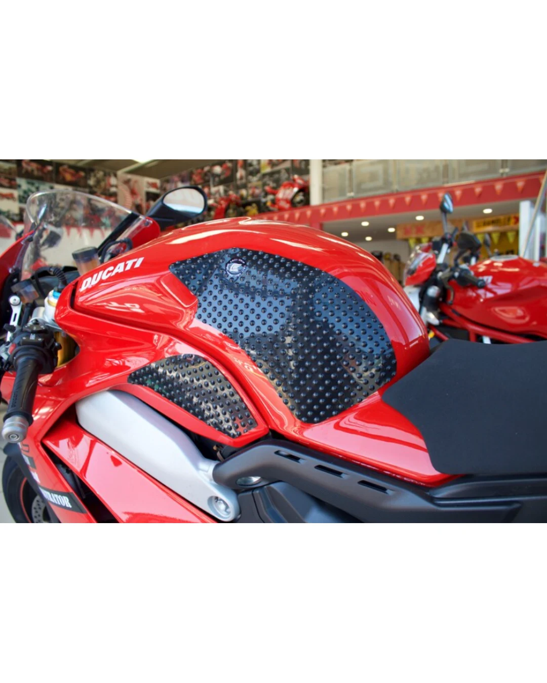 Протектор за резервоар R&G RACING Eazi-Grip Evo Tank Traction Pads Set - Black Ducati Panigale V4