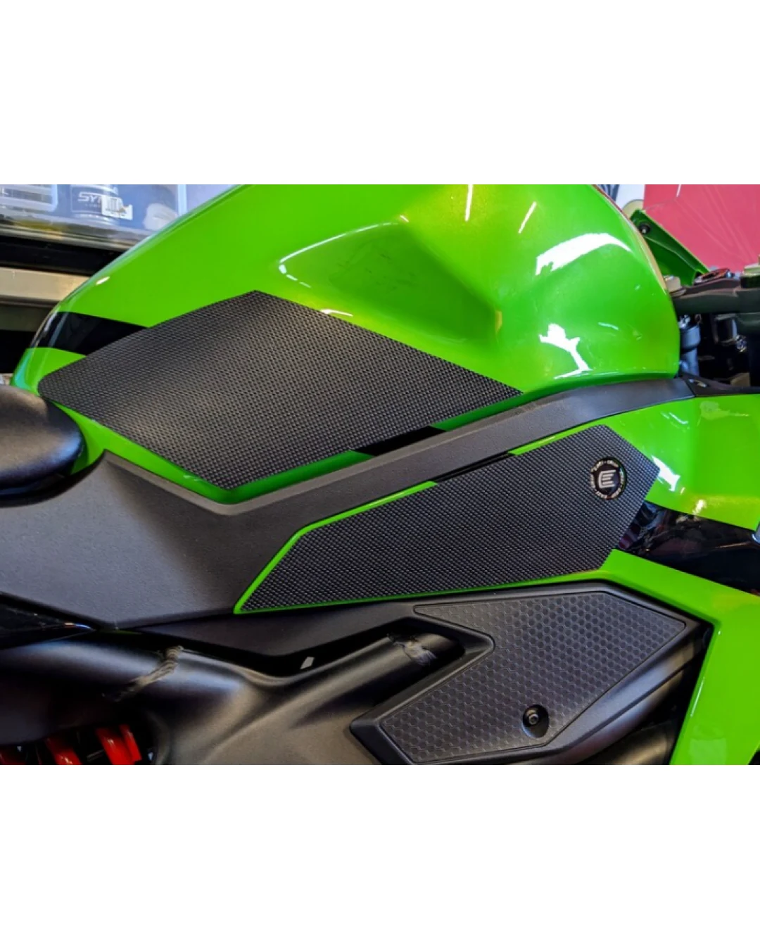 Протектор за резервоар R&G RACING Eazi-Grip Pro Tank Traction Pads Set - Black Kawasaki Ninja ZX4RR 23-25