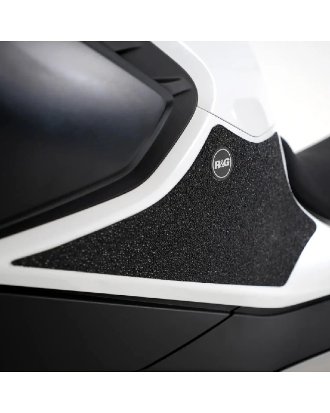 Протектор за резервоар R&G RACING Tank Traction Pads (Set 2 Pieces) - Black CFMOTO 800NK SPORT 23-25 / ADVANCED 23-24