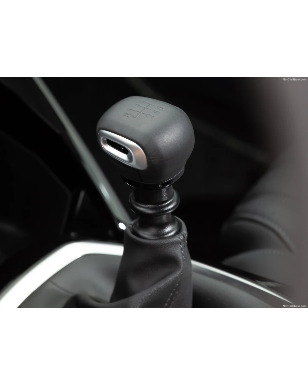 Топка Скоростен Лост с Маншон От Еко Кожа За PEUGEOT 2008 6 Скорости ОЕМ 98118898ZD