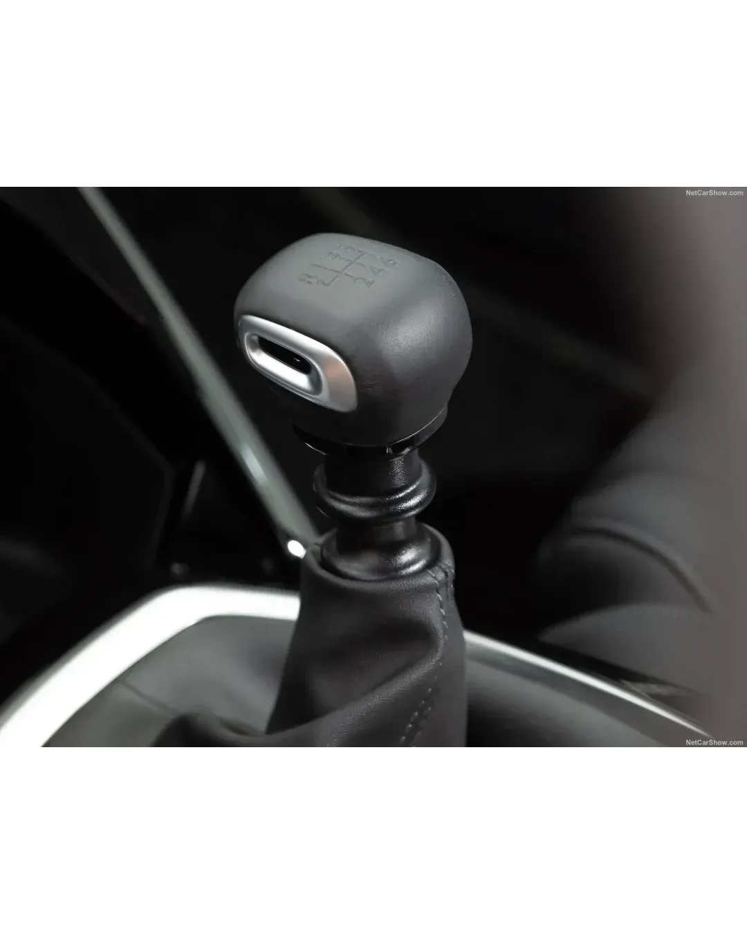 Топка Скоростен Лост с Маншон От Еко Кожа За PEUGEOT 2008 6 Скорости ОЕМ 98118898ZD